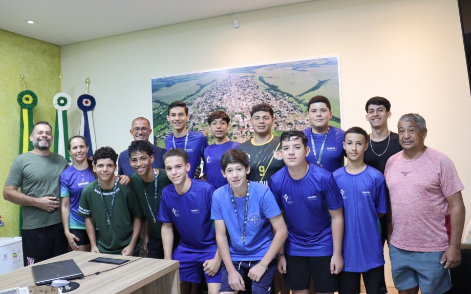 Prefeito Paulinho Alves, recepcionou em seu gabinete os atletas de futsal sub-14, e os atletas de handebol masculino sub