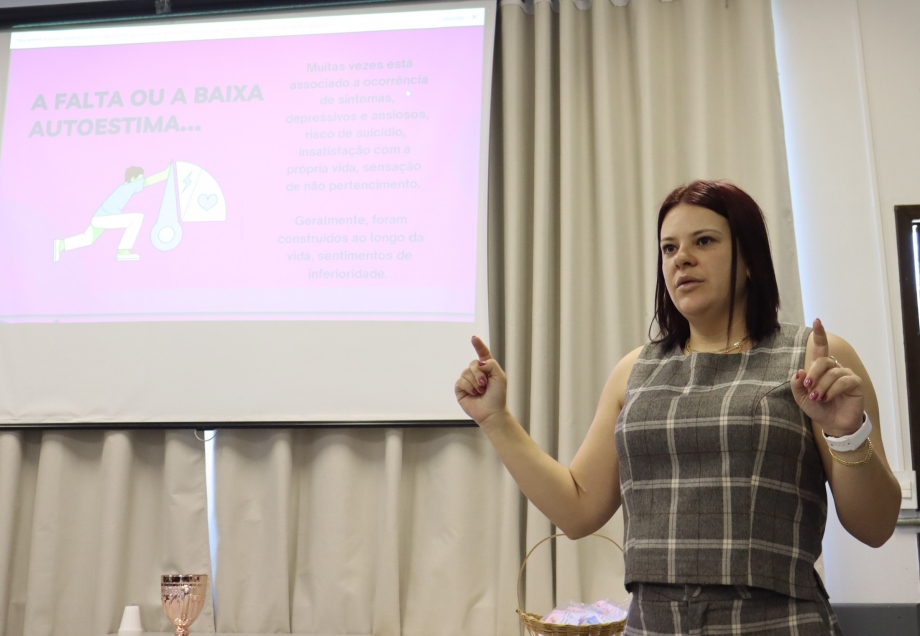 Psicóloga Dra. Ana Carolina de Souza Alves, realizou uma palestra com foco na autoestima para professores da rede estadu