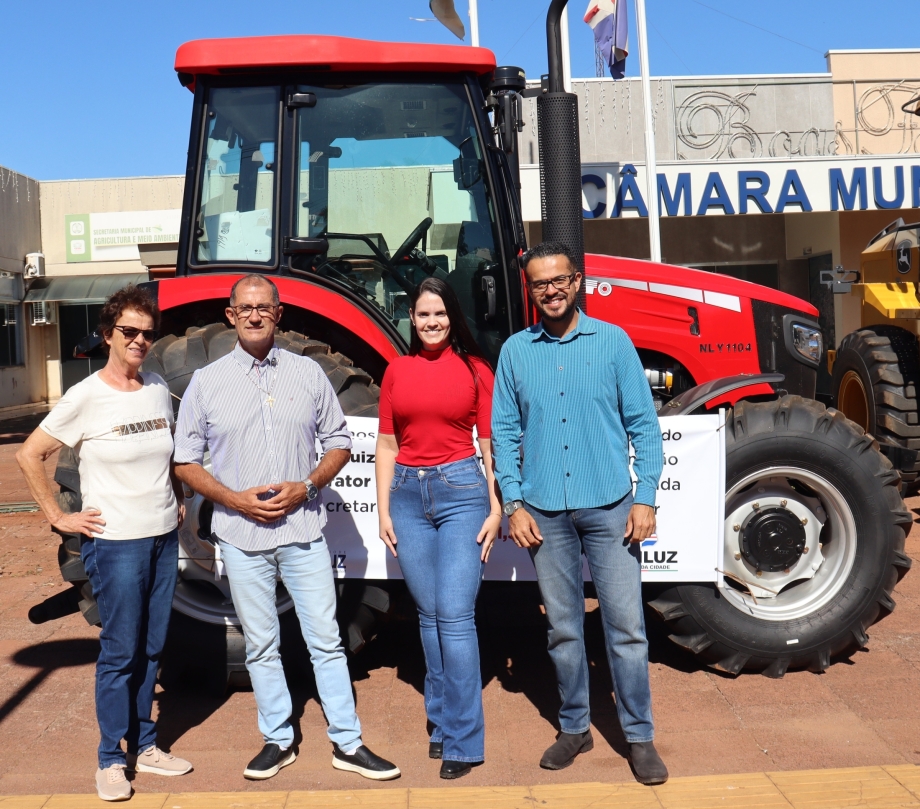 Prefeitura de Mariluz realizou a entrega de um trator agrícola para a Secretaria de Agricultura e Meio Ambiente
