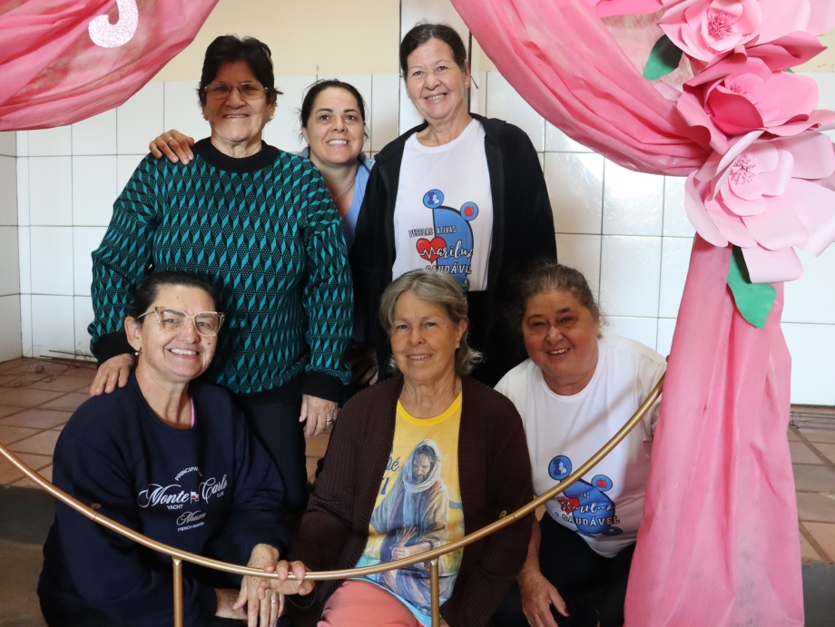 Em alusão ao Dia das Mães a Assistência Social de Mariluz organizou uma manhã especial para os participantes do projeto 