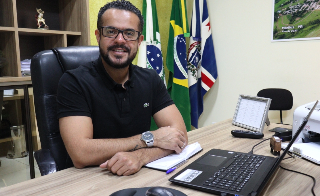 O Prefeito Interino Fernando Santos, já está atendendo no gabinete municipal a população mar...