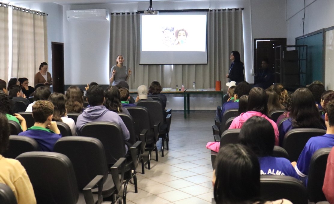 Palestra alerta adolescentes sobre os riscos do cigarro eletrônico
