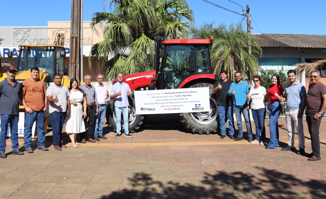 Prefeito Paulinho Alves, realizou a entrega de mais um trator agrícola que já está a disposi�...