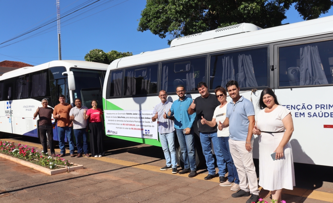 Prefeito Paulinho Alves realizou a entrega de dois ônibus que atenderá as demandas da Secretar...