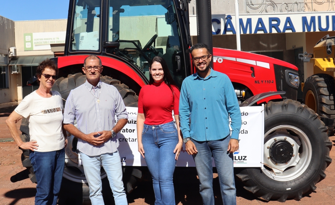 Prefeitura de Mariluz realizou a entrega de um trator agrícola para a Secretaria de Agricultura...