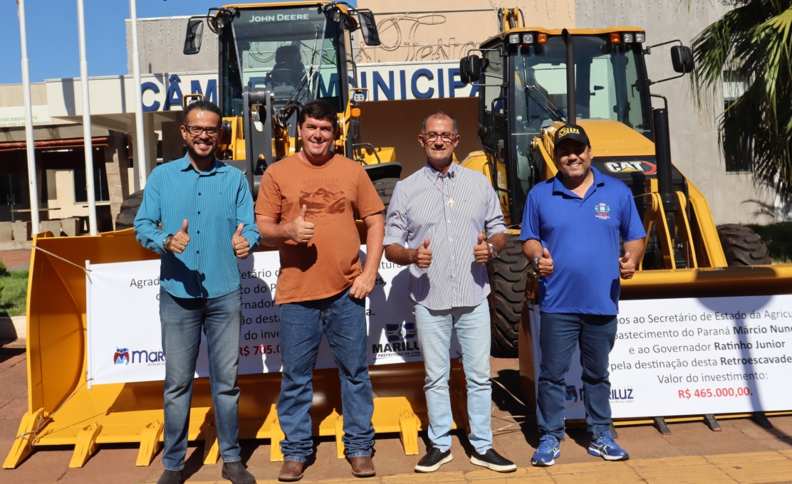 Prefeito Paulinho Alves realizou a entrega de uma retroescavadeira e de uma pá carregadeira par...