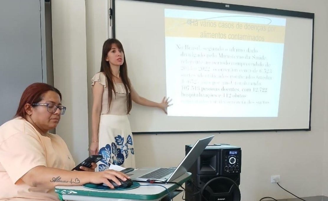 A Nutricionista Geisiane Soares Nunes realizou uma capacitação destinada a todas as merendeira...