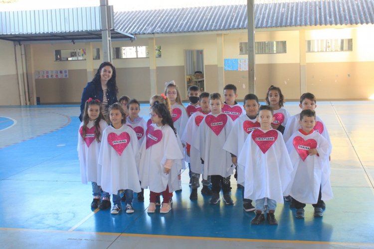 Alunos da Escola Municipal Arnaldo Busato realizaram apresentações em homenagem ao Dia das Mães