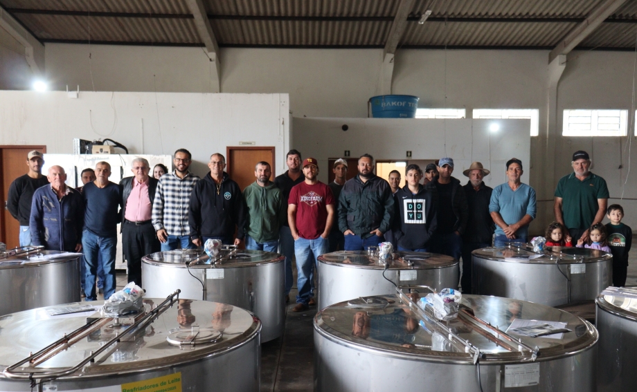 Mariluz entrega 14 resfriadores de leite e fortalece a produção leiteira no município